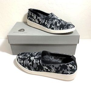 Me Too Nordstrom Reese Camo Sneakers Slip On Flats Black & Gray Size 7 NEW